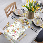 Cette image montre une table de Pâques joliment décorée, avec des fleurs de printemps jaunes, des œufs de Pâques colorés et une belle vaisselle noire et dorée, créant une ambiance festive et printanière.