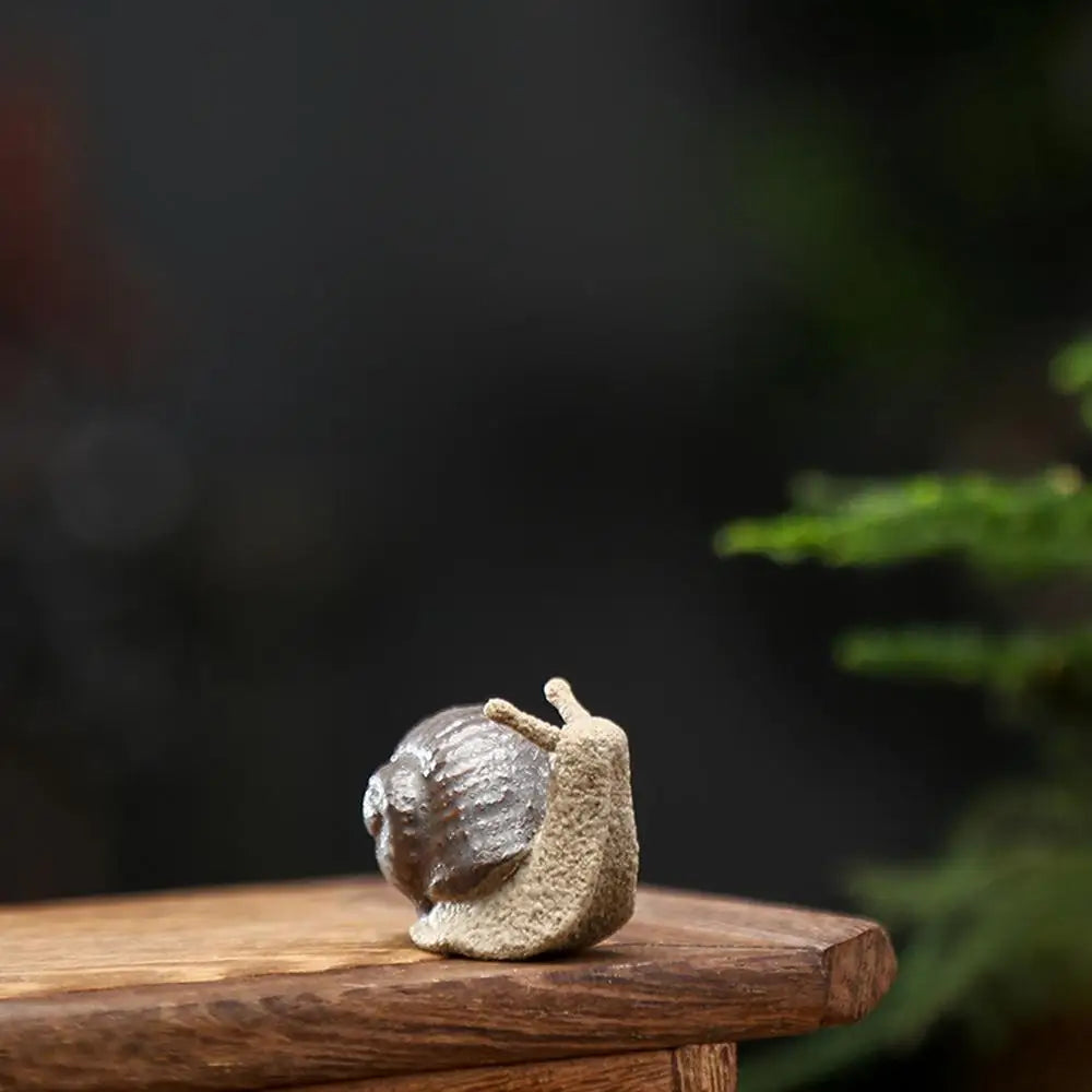 ornements céramique escargots gris artisanal détails sculptés décoration thé animal compagnie miniature imitation antique
