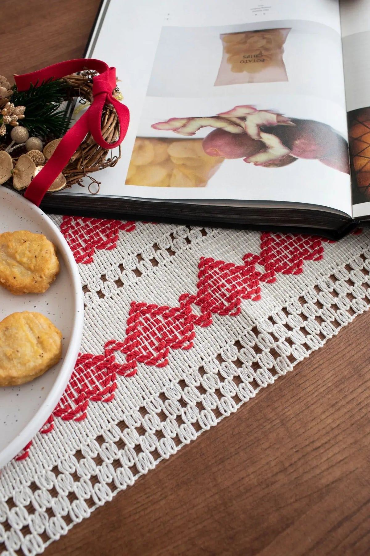 chemin table blanc rouge motif géométrique triangles bordure ajourée traditionnel festif