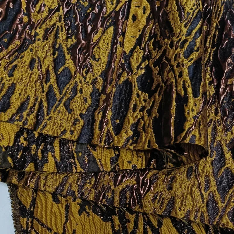 tissu polyester jacquard vert or bleu rouge brillant élégant robe ondulée ligne dorée glamour