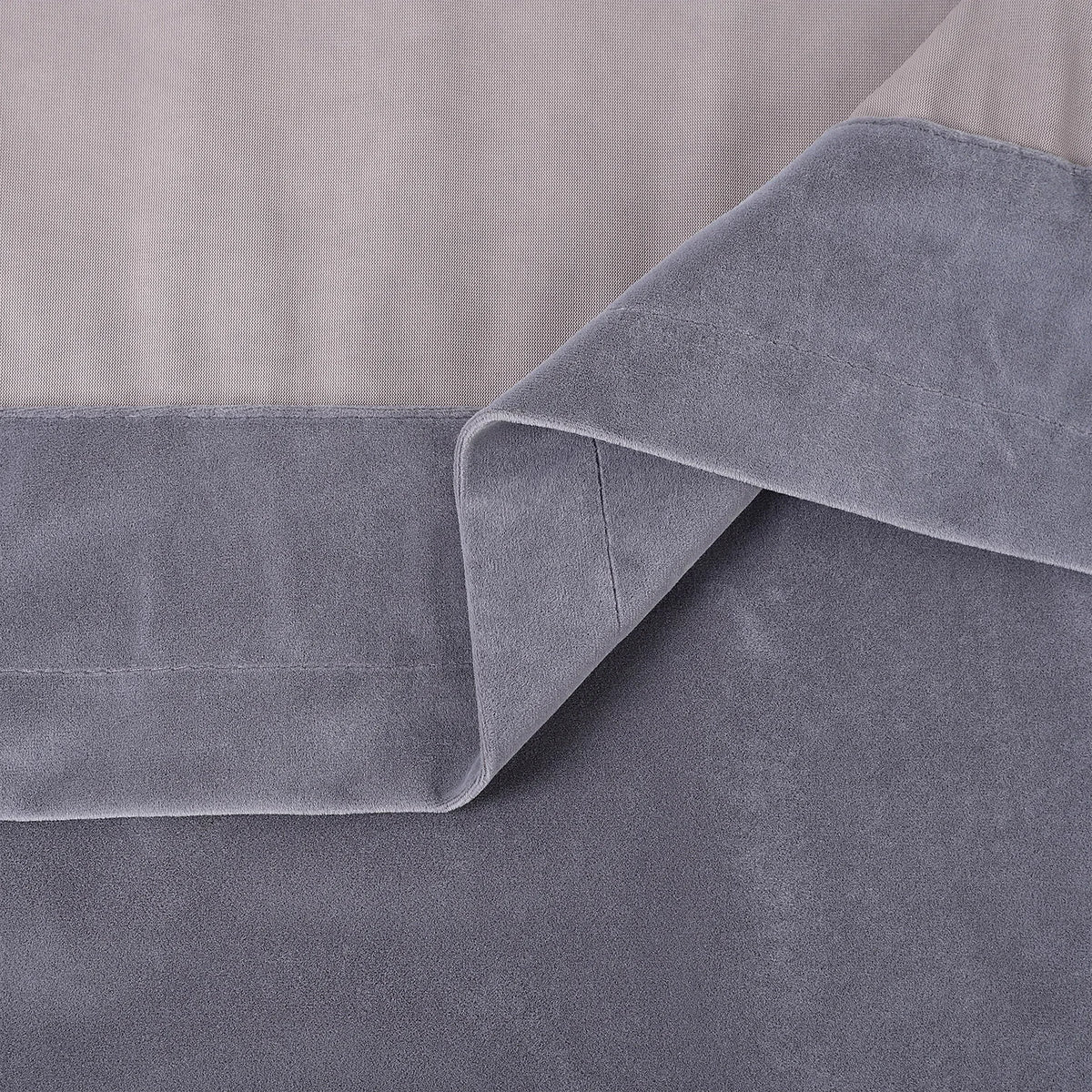 Zoom sur l’envers du rideau en velours gris montrant les coutures, la doublure et la qualité du tissu.