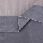 Zoom sur l’envers du rideau en velours gris montrant les coutures, la doublure et la qualité du tissu.