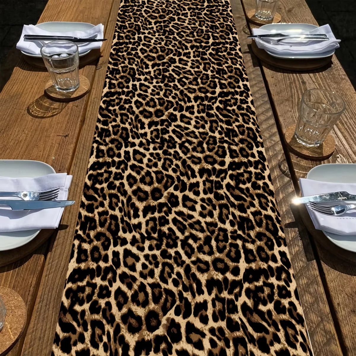 nappe table léopard motif animalier décoration intérieure beige marron rustique assiettes verres fleurs