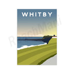Le paysage pittoresque de Whitby, avec sa jetée, ses falaises verdoyantes et son ciel coloré, incite les visiteurs à découvrir cette destination côtière.