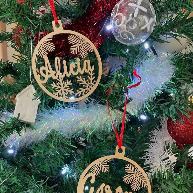Détail de la découpe laser sur l'ornement de Noël en bois