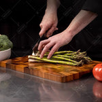 planche découper bois marron carreaux géométriques moderne couteau asperges légumes respectueux environnement