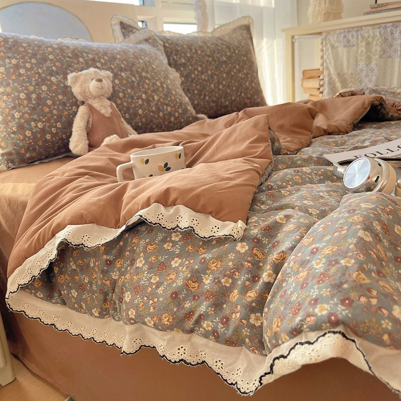 drap lit imprimé fleurs vintage gris clair beige marron dentelle bordure