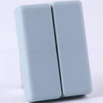 boîte pilules hebdomadaire compartiments couleurs pastel croix blanche moderne pratique