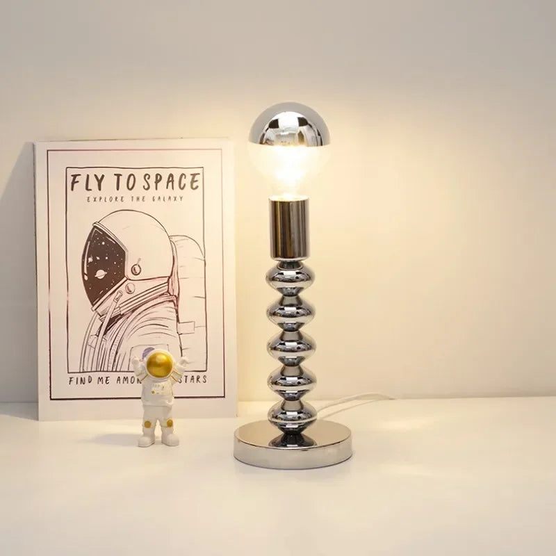 Lampe de chevet Bauhaus avec éclairage chaud dans une chambre nordique