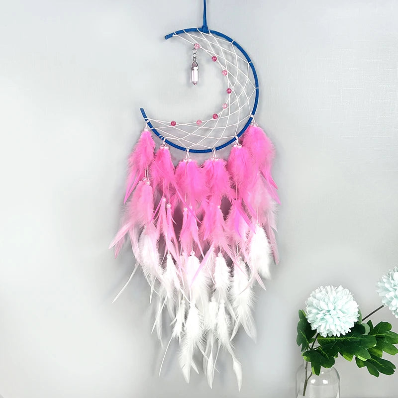 Un magnifique attrape-rêves décoratif suspendu, aux douces plumes roses et blanches créant une atmosphère paisible et relaxante.
