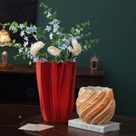 vase moderne rayures diagonales blanc orange rouge décoration maison arrangement floral