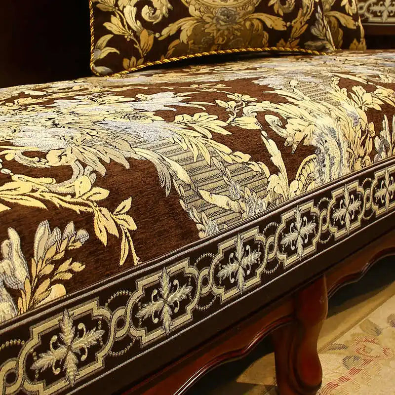 Une chaise en bois ornée de détails ornementaux dorés et de motifs floraux élégants.