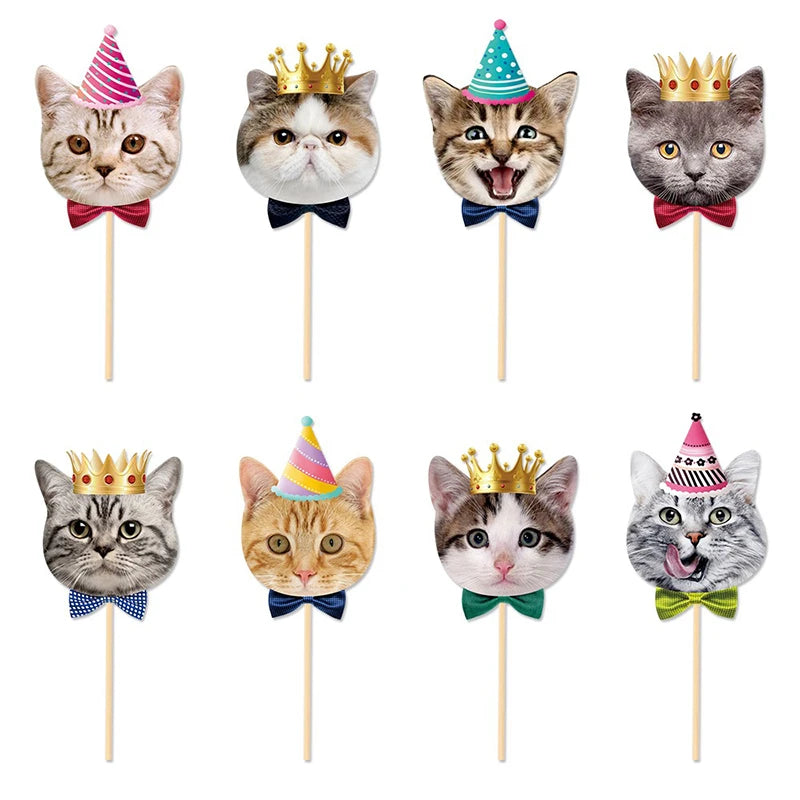 décoration gâteau anniversaire chats cupcakes visages bois chapeaux couronnes nœuds papillon multicolore festive amusante