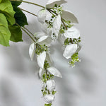branche artificielle fleurs naturelles extérieur accrochées blanc vert feuilles larges minimaliste