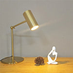 Vue de côté de la lampe de chevet dorée avec abat-jour beige