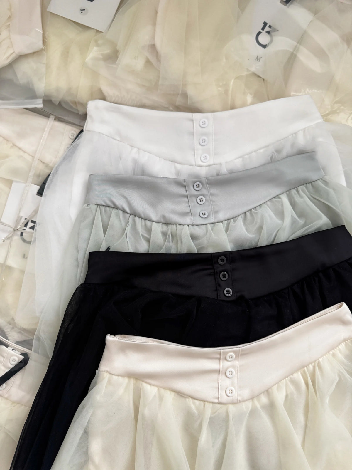 jupe élastique minijupe dessus genou élégante tulle noir blanc féminine chic translucide boutons