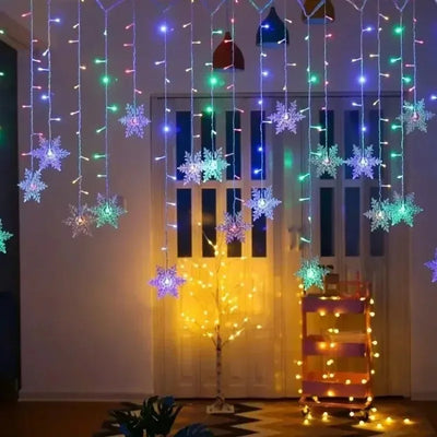 Guirlande lumineuse LED flocon de neige blanche suspendue à une fenêtre