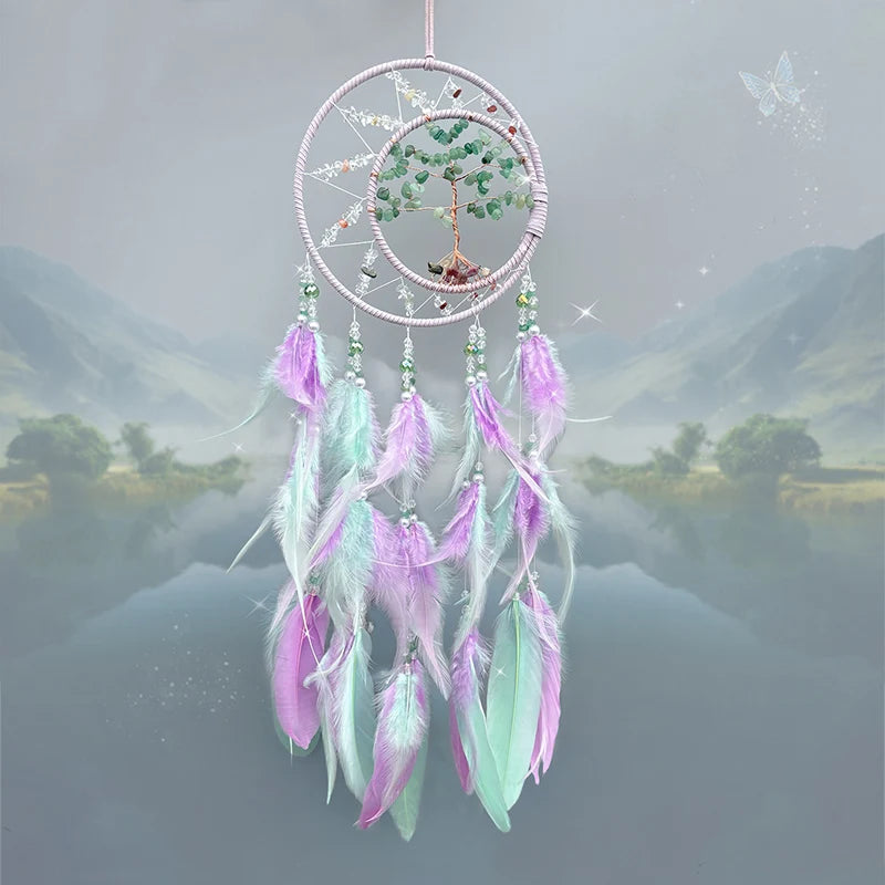 Un capteur de rêves unique, avec un arbre vert en son centre, entouré de plumes violettes et vertes qui se balancent délicatement dans la brise.