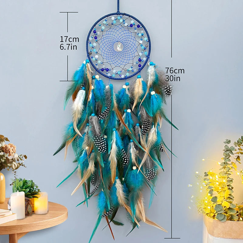 Élégant attrape-rêves bleu et vert suspendu, orné de plumes colorées et de perles brillantes, créant une décoration murale lumineuse et apaisante.