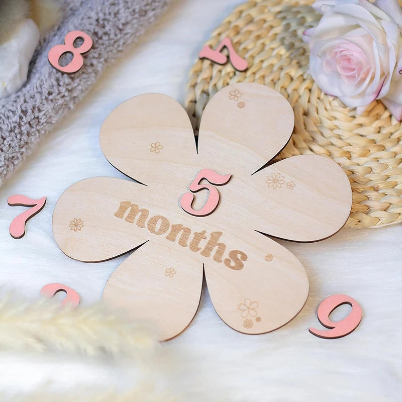 cadeaux bébé carte milestone fleur blanche rose clair mois texte gravé bois floral