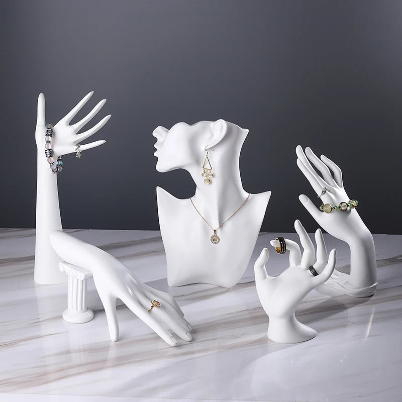 présentoir bijoux mannequin main résine support collier boucles oreilles bracelet bague décoration magasin blanc