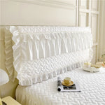 Housse de tête de lit matelassée en dentelle plissée rouge sur lit double