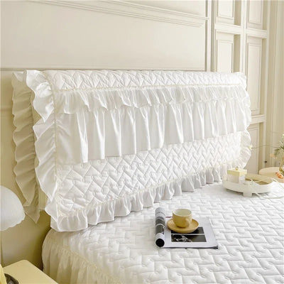Housse de tête de lit matelassée en dentelle plissée rouge sur lit double