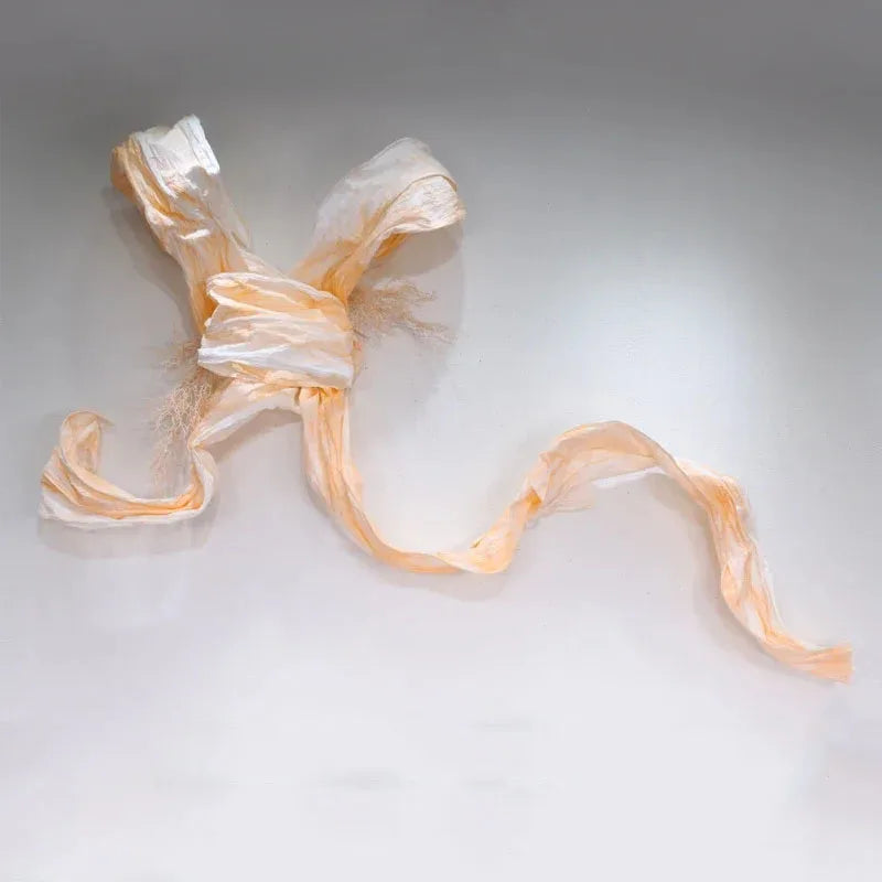 décoration murale tissu plissé semi transparent motif floral abstrait couleurs blanc rose orange bleu