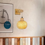 Applique murale bambou éclairant un coin cuisine cosy