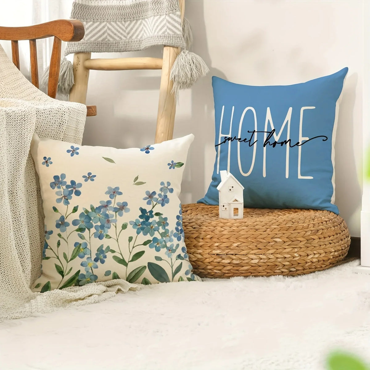 housse coussin polyester motif fleurs bleues texte chambre salon décoration moderne bleu blanc