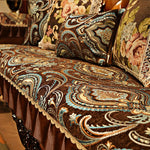 Riche tissu d'ameublement décoré de motifs paisley colorés, créant une ambiance chaleureuse et élégante.