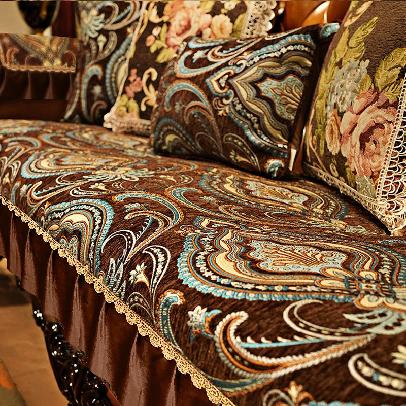 Riche tissu d'ameublement décoré de motifs paisley colorés, créant une ambiance chaleureuse et élégante.