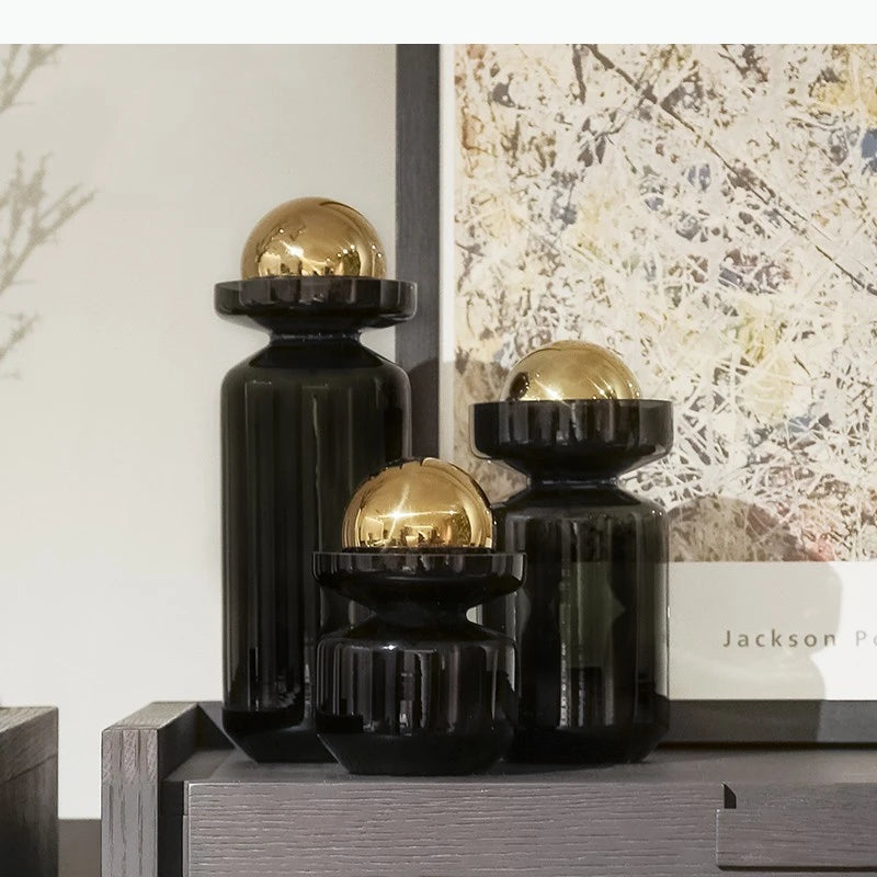 bouteille parfum contemporaine minimaliste noir doré lisse brillante vase décoration arrangement floral