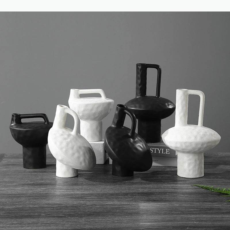 vases modernes minimalistes noirs blancs texture rugueuse décoration intérieure pot plantes fleurs
