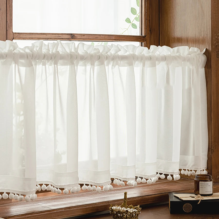 rideaux blancs pompons plis verticaux translucides decoratifs fleurs artificielles deco murale chambre hospitalière