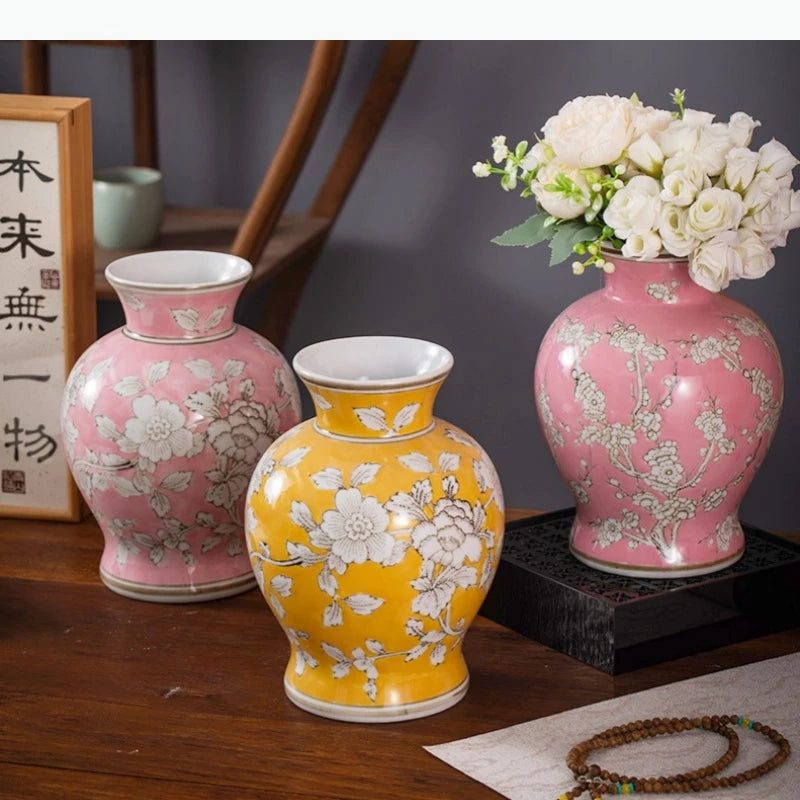 vase table fleurs blanches fond rose vase jaune classique opacité