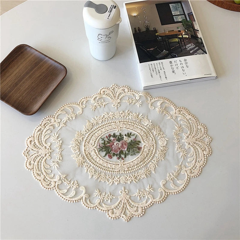 serviettes table vintage blanches rose pâle broderie florale dentelle romantique