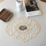 serviettes table vintage blanches rose pâle broderie florale dentelle romantique
