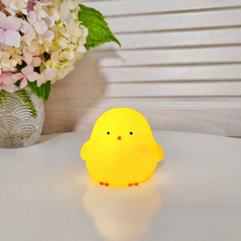 lampe nuit poussin jaune yeux noirs bec orange enfant mignon doux lumière pile bouton