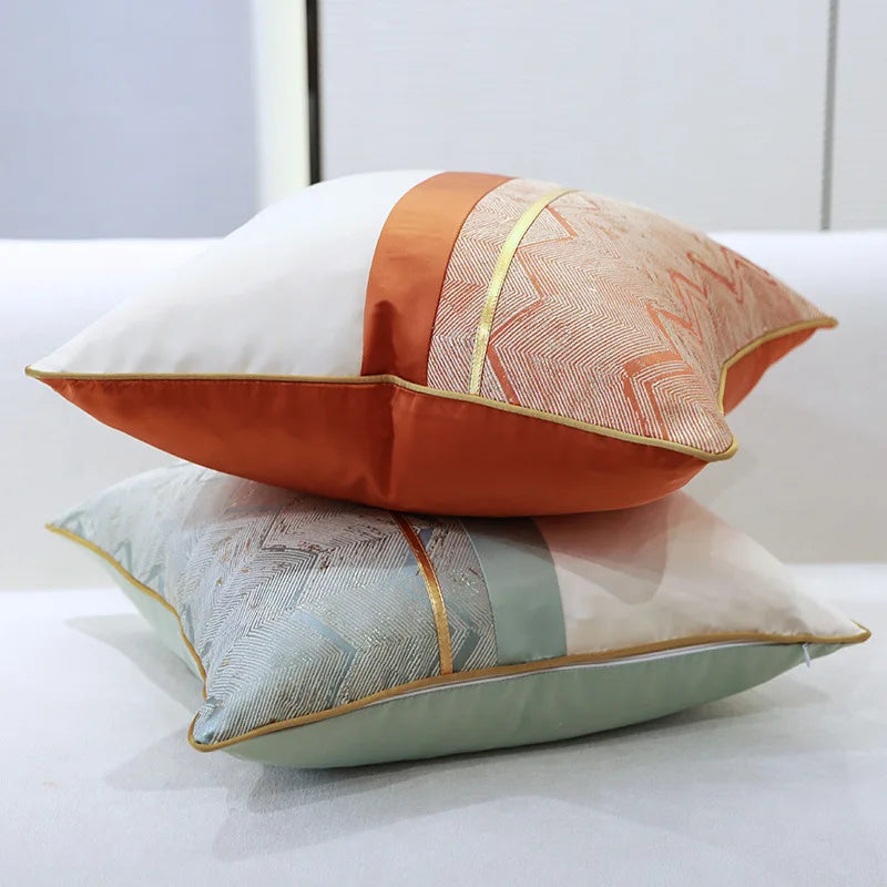 Ce coussin de canapé coloré et décoratif présente des motifs géométriques et des bordures dorées, offrant ainsi une touche de style et d'élégance à l'espace.
