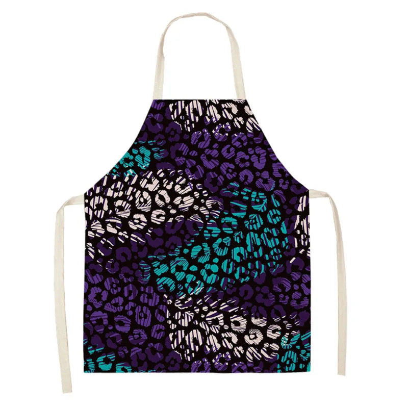 Détail du motif léopard sur le tablier de cuisine