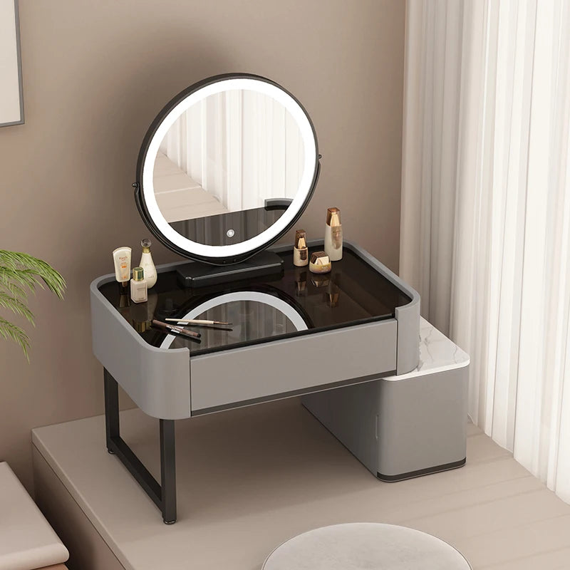 maquillage moderne marbre blanc tiroirs miroir pinceaux bouteilles pieds noirs