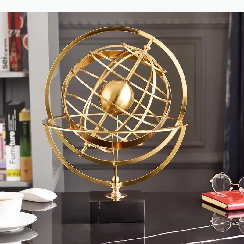 sculpture géométrique moderne sphère dorée anneaux circulaires décoration chambre minimaliste