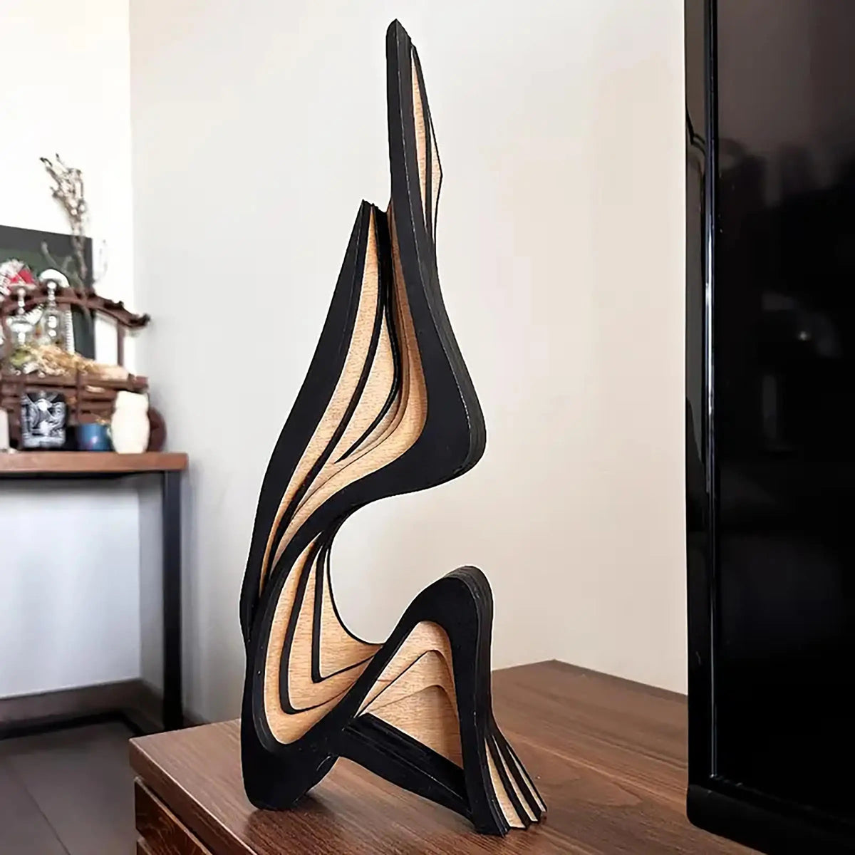sculpture bois noir contemporaine rayures diagonales décoration intérieure minimaliste maison unique