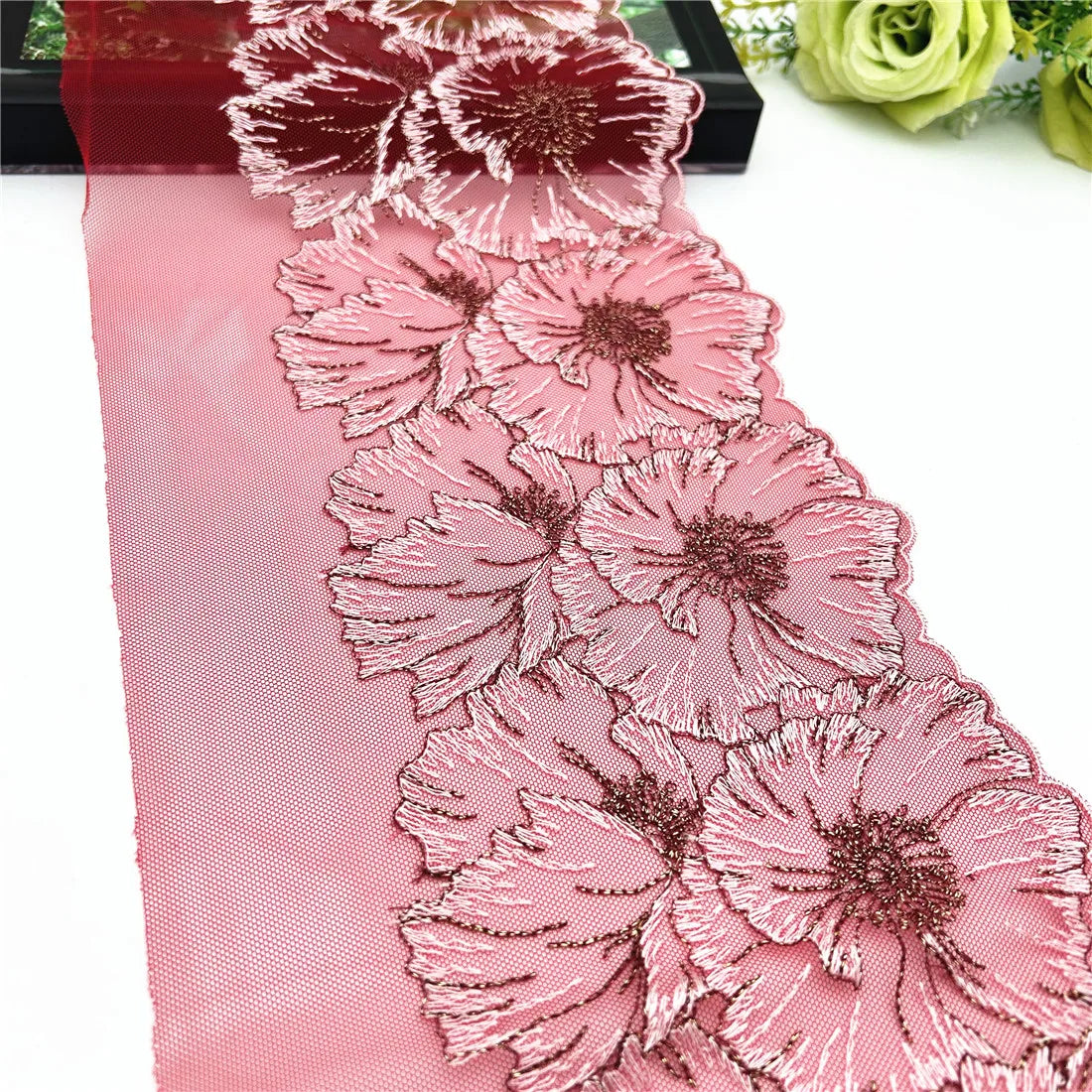 tissu décoratif dentelle polyester rouge motifs fleurs brillantes translucide broderie fine élégante