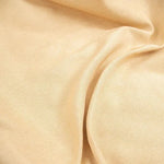 Texture douce d'un tissu beige plié, idéal pour la confection de vêtements et d'accessoires élégants. Cette étoffe offre une apparence naturelle et polyvalente, parfaite pour toutes les saisons.