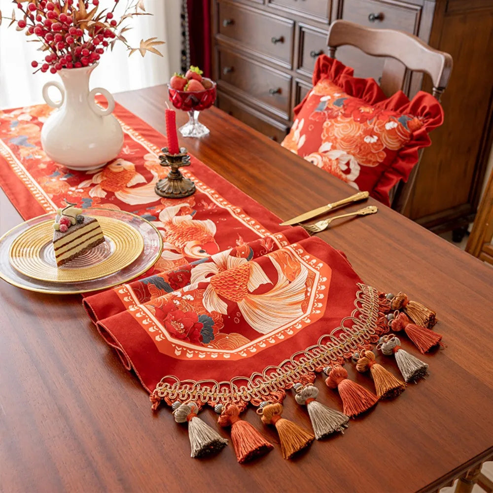 nappe rouge poissons dorés fleurs franges pompons décoration festive asiatique table maison coton polyester