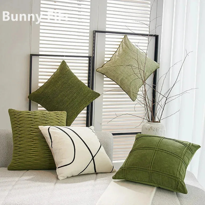 coussin vert olive rayures moderne décoration intérieure blanc motif géométrique noir plissé