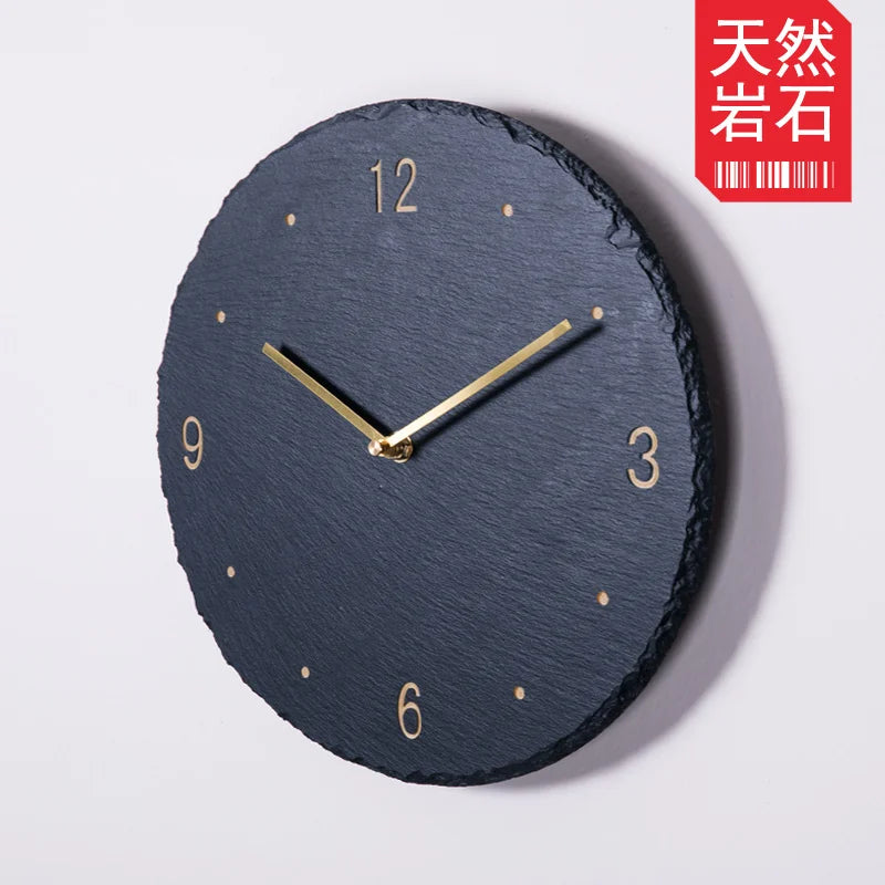 Détail de l'horloge murale en ardoise 3D or avec aiguilles noires