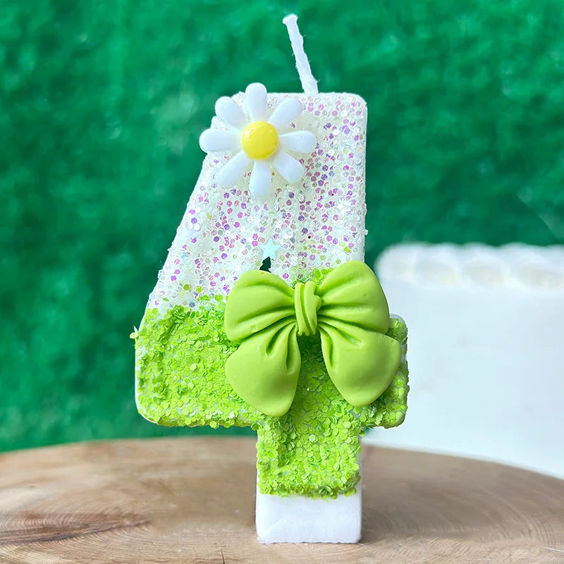 bougies anniversaire fleurs blanches jaunes ruban vert décor enfant paillettes multicolores festives gâteau